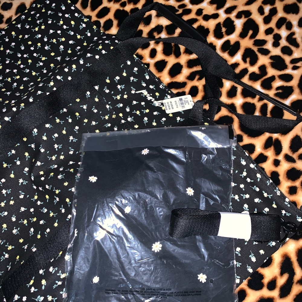 Victoria's Secret Weekender Bag / Tee Size XL NWT - Picture 5 of 8